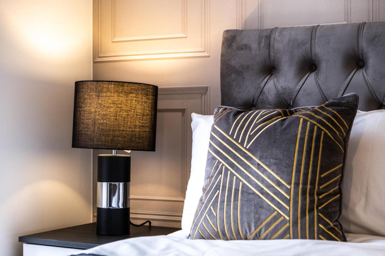 Luxury 2 Bed House City Centre ✘ Bbq & Garden ☆ Family Friendly→ Swingball & Outdoor Furniture - Free Parking → With 50 Inch Smart Tv, Free Netflix & Wifi ✘ Comfy Seating Area - By Maevela Birmingham Esterno foto