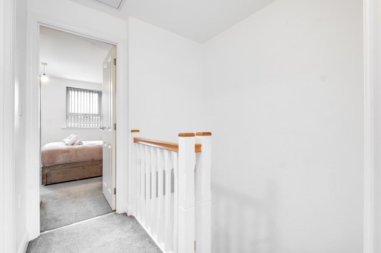Luxury 2 Bed House City Centre ✘ Bbq & Garden ☆ Family Friendly→ Swingball & Outdoor Furniture - Free Parking → With 50 Inch Smart Tv, Free Netflix & Wifi ✘ Comfy Seating Area - By Maevela Birmingham Esterno foto